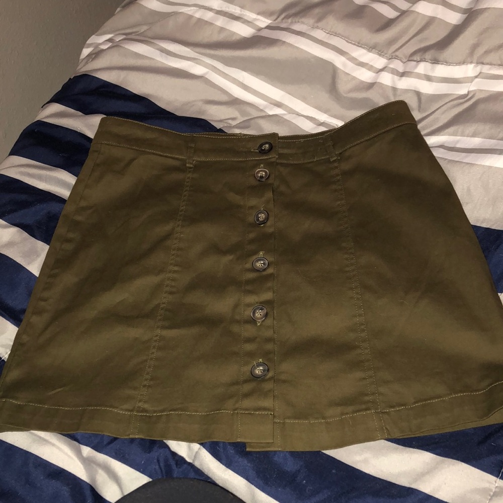 brown skirt size l fits like a m (it’s brown, not green)